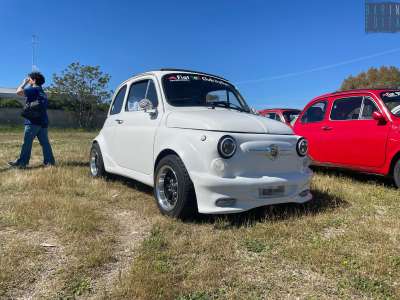 Passate due settimane abbiamo reincontrato il �Fiat 500 Club� a Molfetta. Ne abbiamo cos� approfittato per ammirare altre macchina d�epoca. Come quella del 64enne barese Gennaro, padrone di una 500 L bianca dall�aspetto decisamente sportivo